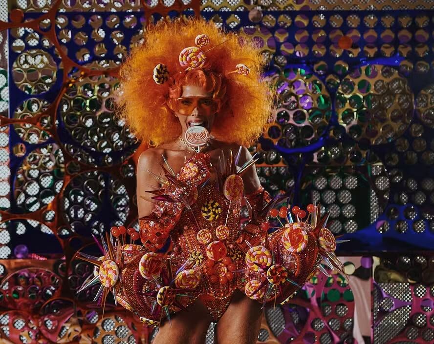 Looks publicitarios chamam atencao no Baile da Vogue 2025