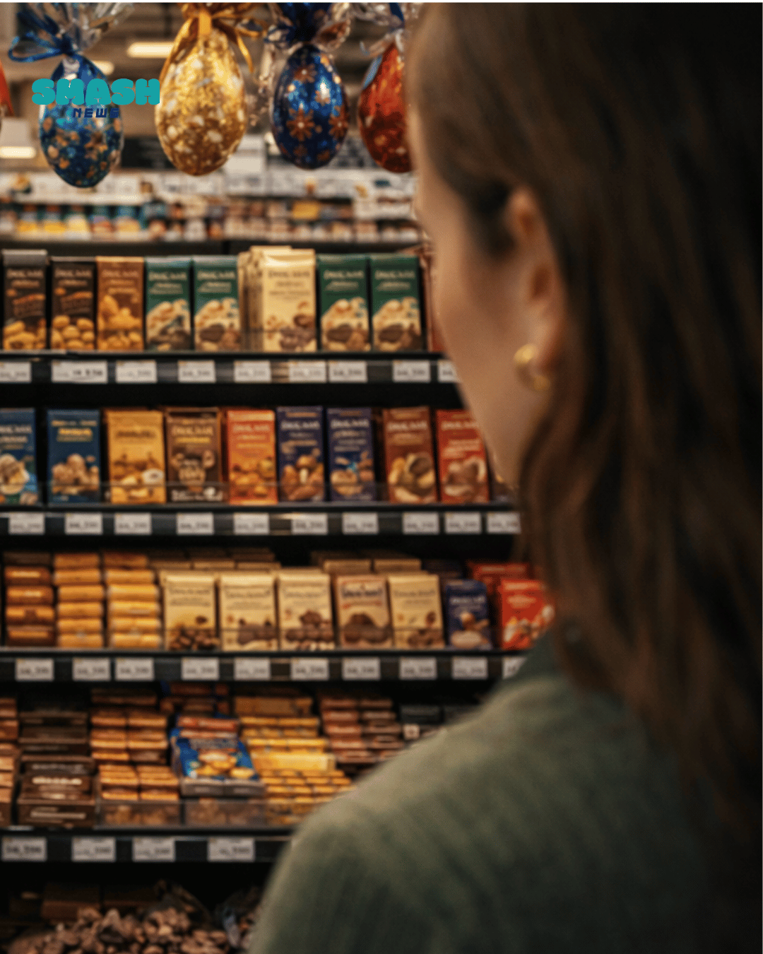 cloiente em loja com varias opções de chocolate para a páscoa