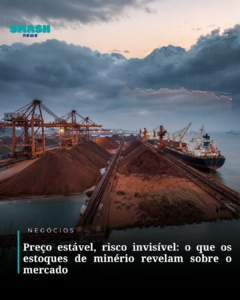 porto com navios e minério